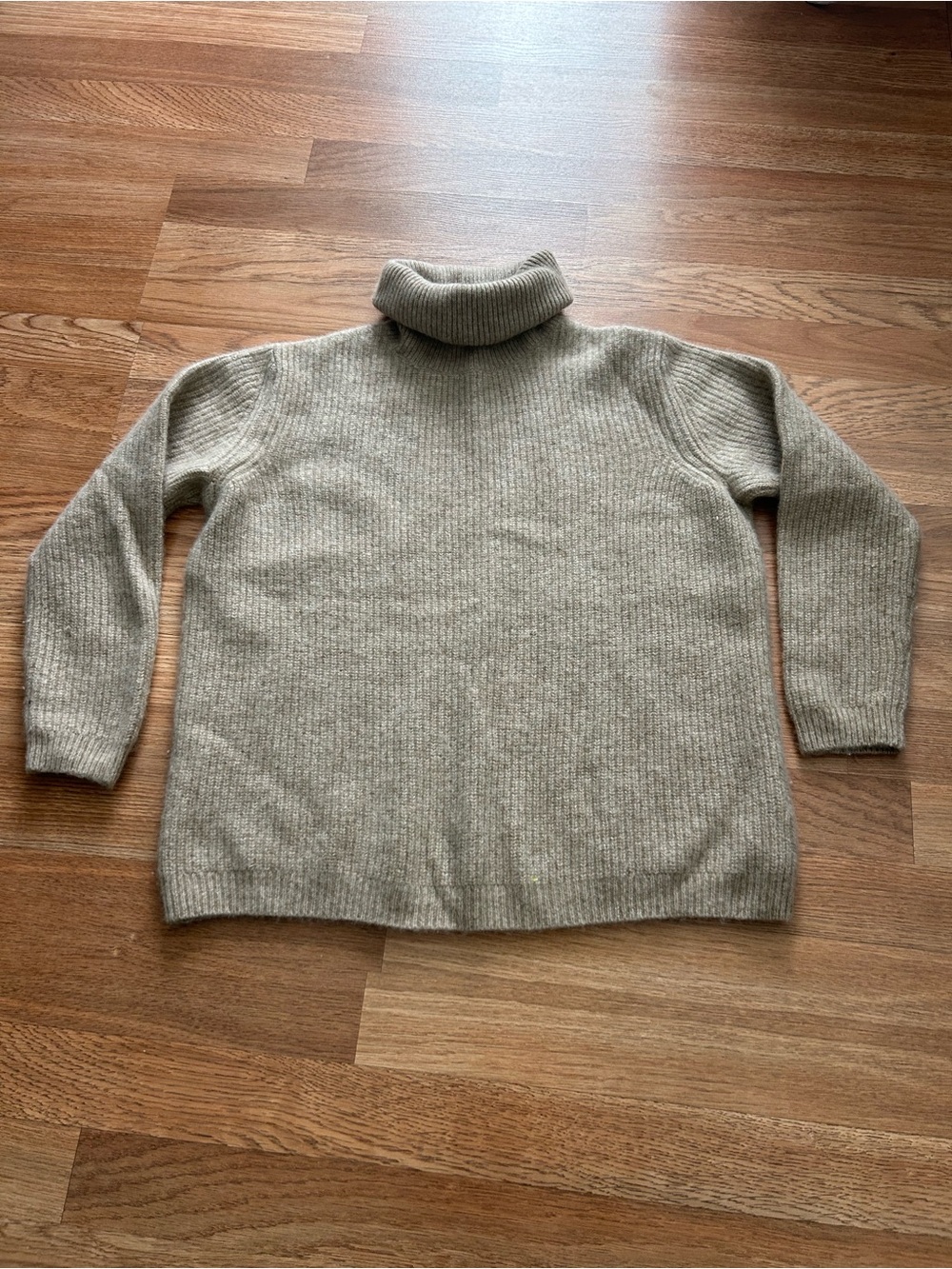 Quince women’s Turtleneck Sweater in Light Taupe size medium long sleeve